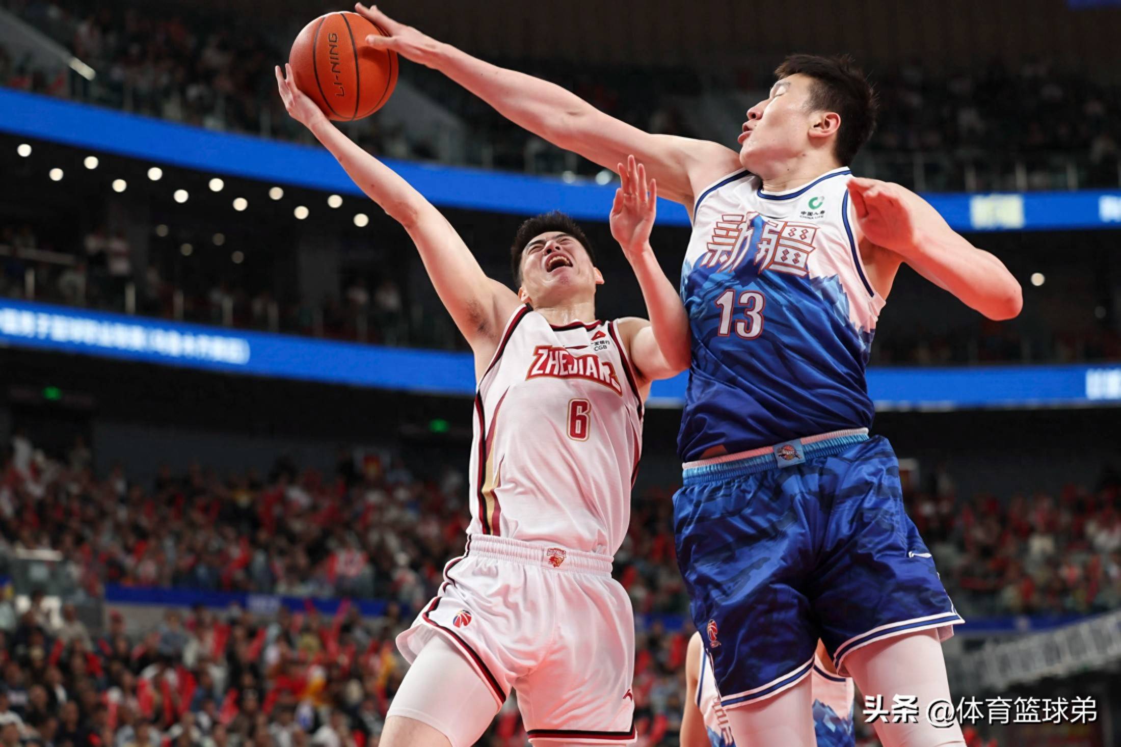 足总杯战况：新疆男篮防线稳固，新疆男篮进攻受阻，莱万成最佳的简单介绍